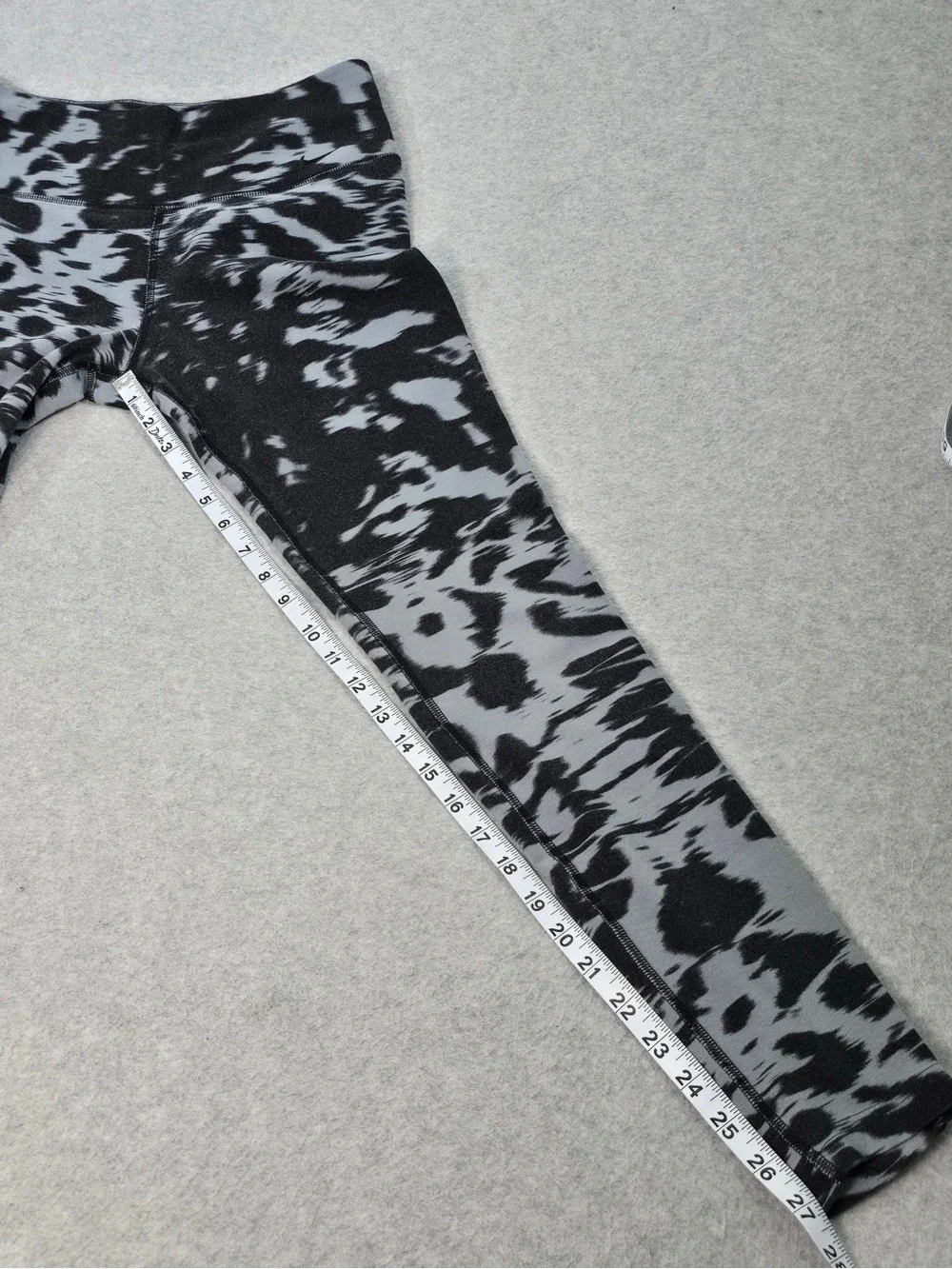 Nike Dri-FIT Women’s Ankle Leggings Medium Regular Black/Gray Abstract